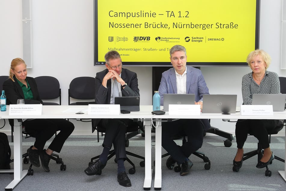 Baubürgermeister Stephan Kühn (46, Grüne, 2.v.r.) stellte gestern mit Vertretern von DVB und SachsenEnergie die Ausbau-Pläne vor.
