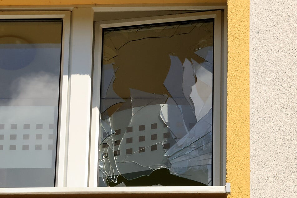 Ein Fenster wurde durch die Explosion zertrümmert.