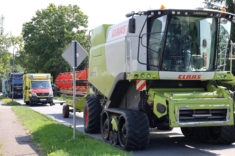 Auf der S283 kollidierten ein Audi und ein Mähdrescher.