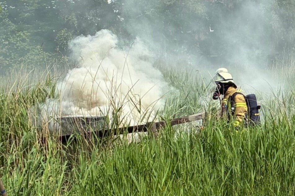 Die Feuerwehr musste am Samstag einen Brand in einem Verteilerkasten nahe Karls Erlebnis-Dorf in Loxstedt löschen.