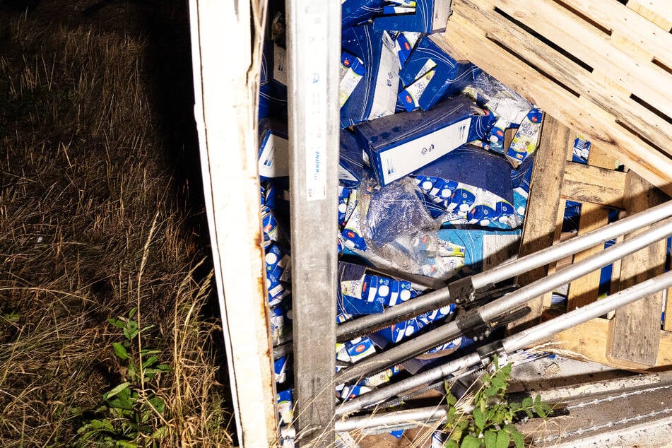 Der Lastwagen hatte Milchpackungen geladen, von denen viele beschädigt wurden und ausliefen.