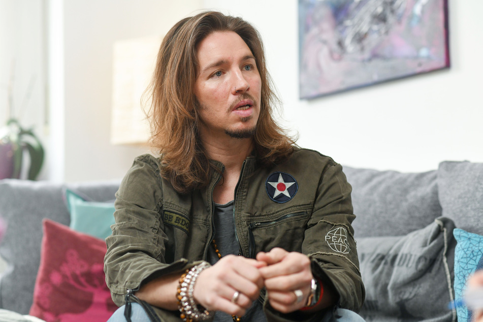 Musiker Gil Ofarim (39) hat nach den Antisemitismus-Vorwürfen gegen einen Mitarbeiter des Westin-Hotels Leipzig nun Anzeige erstattet.