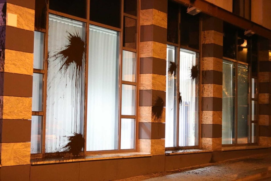 Das Polizeiaußenstelle in der Wiedebach-Passage wurde mit Farbe beworfen.