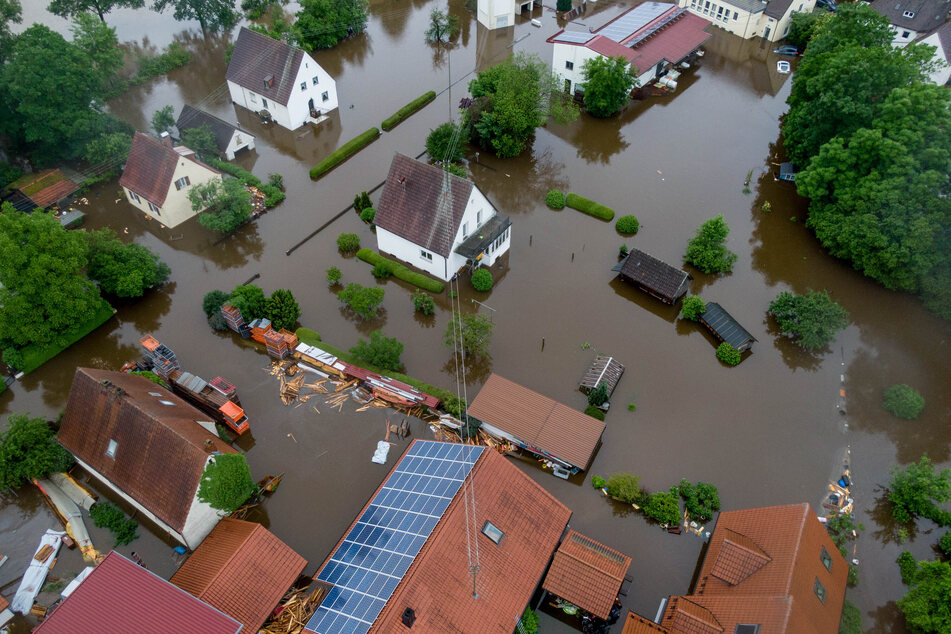 In Dinkelscherben im Landkreis Augsburg sind ganze Wohngebiete überflutet.