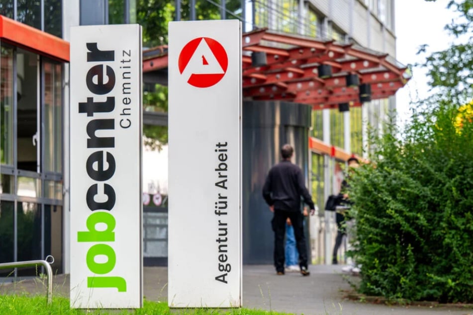 Die Agentur für Arbeit bietet verschiedene Möglichkeiten der Unterstützung für Langzeitarbeitslose an.