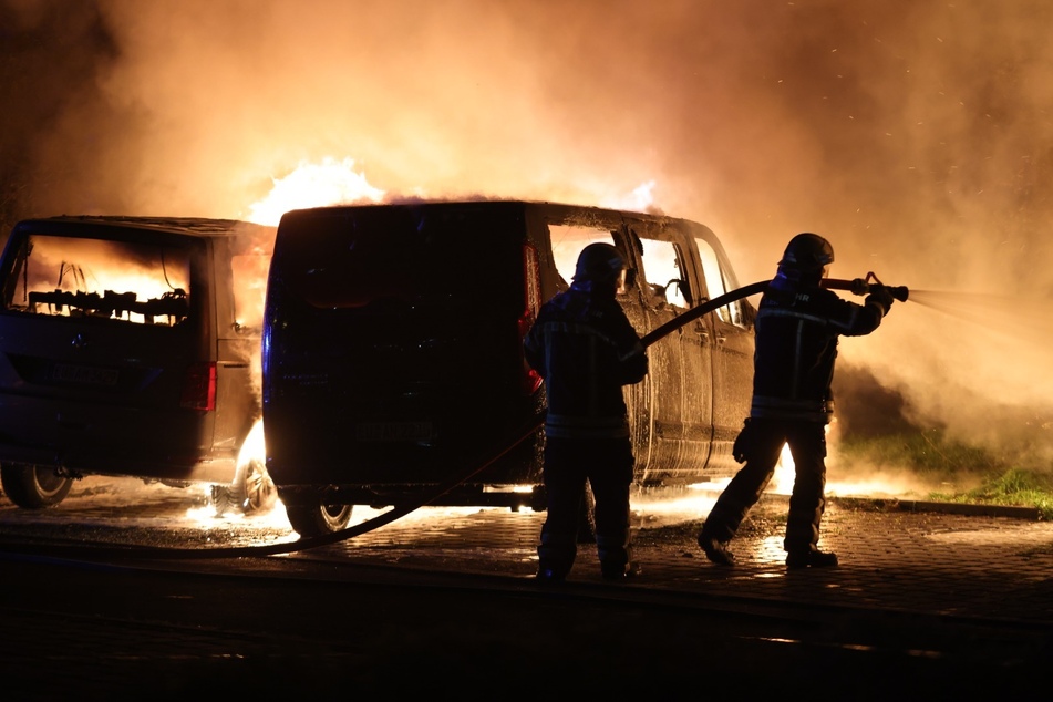 Auf mehrere Transporter der Autovermietung "Avis" in Leipzig ist in der Nacht zu Mittwoch ein Brandanschlag verübt worden.