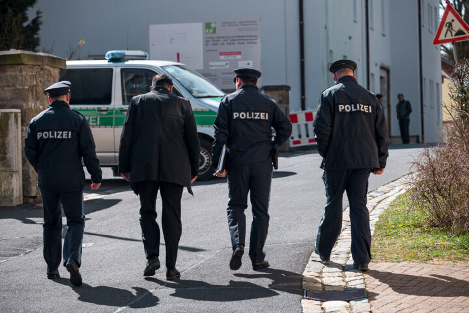 Polizisten ermitteln nach der schockierenden Tat in der Einrichtung in Wunsiedel. (Archiv)