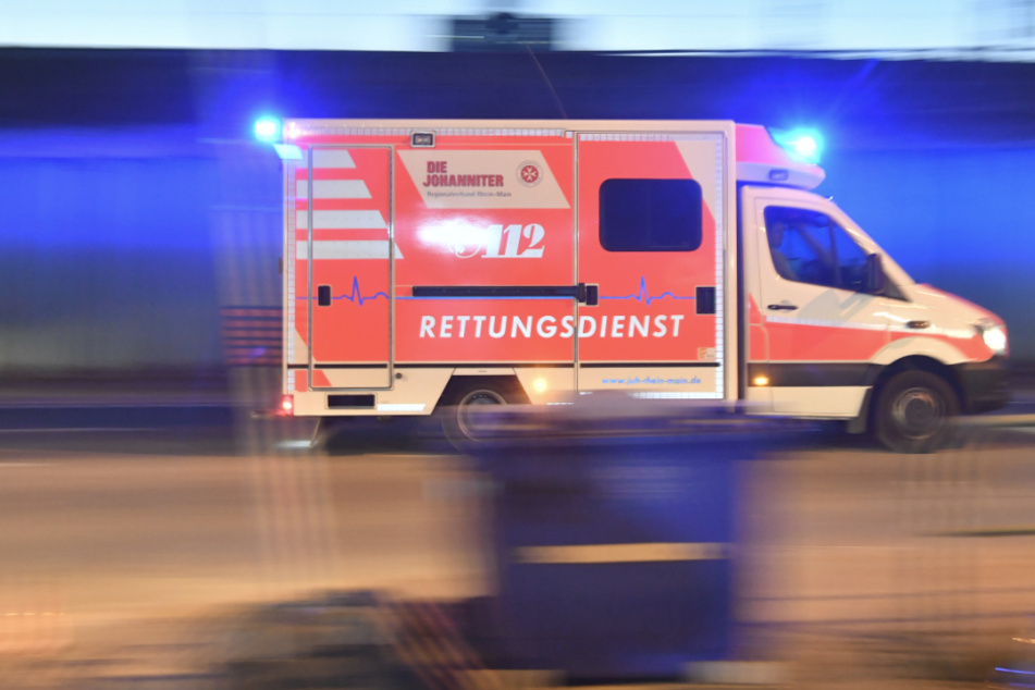 VW Jetta kracht gegen Baum: Vier Teenager bei Unfall in Leipzig verletzt!