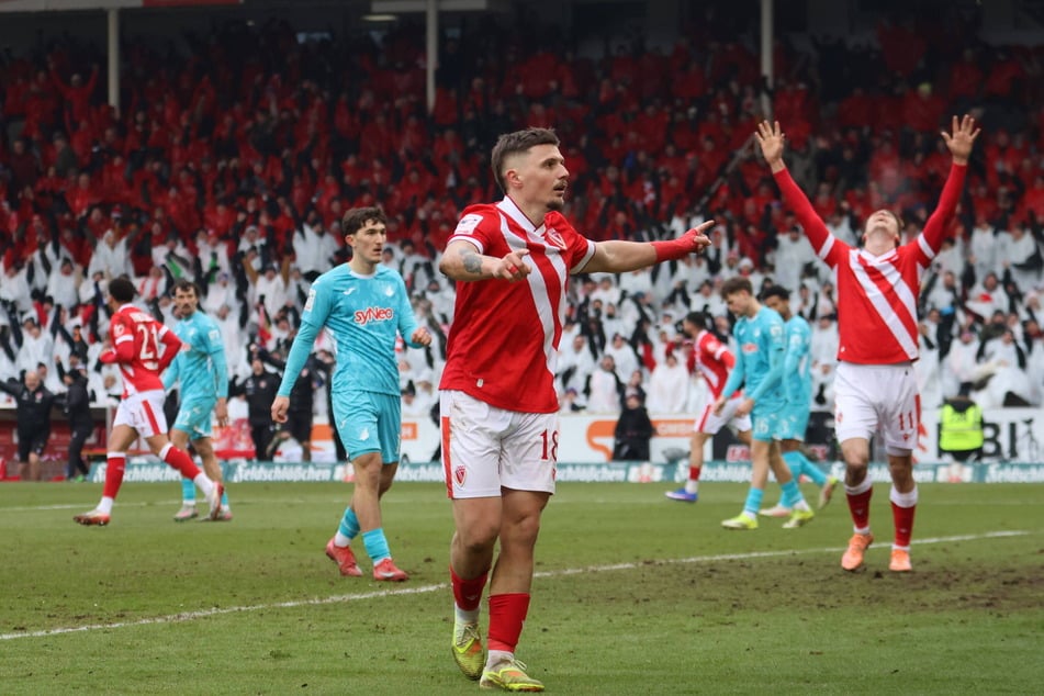 Endlich sind die ersten Jubelbilder da! Erik Engelhardt (v.) machte das zweite Tor, Moritz Hannemann, Schütze des ersten, streckt die Arme in den Himmel.