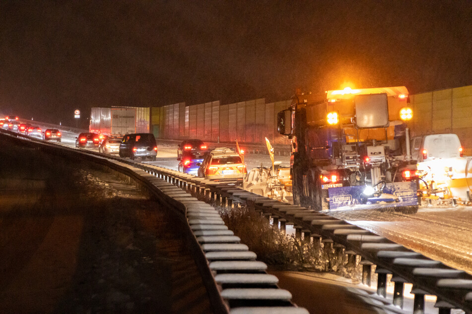Der Winterdienst versuchte die Autobahnen freizuhalten, trotzdem kam es sowohl auf der A72 (Foto) als auch auf der A4 zu kilometerlangen Staus.