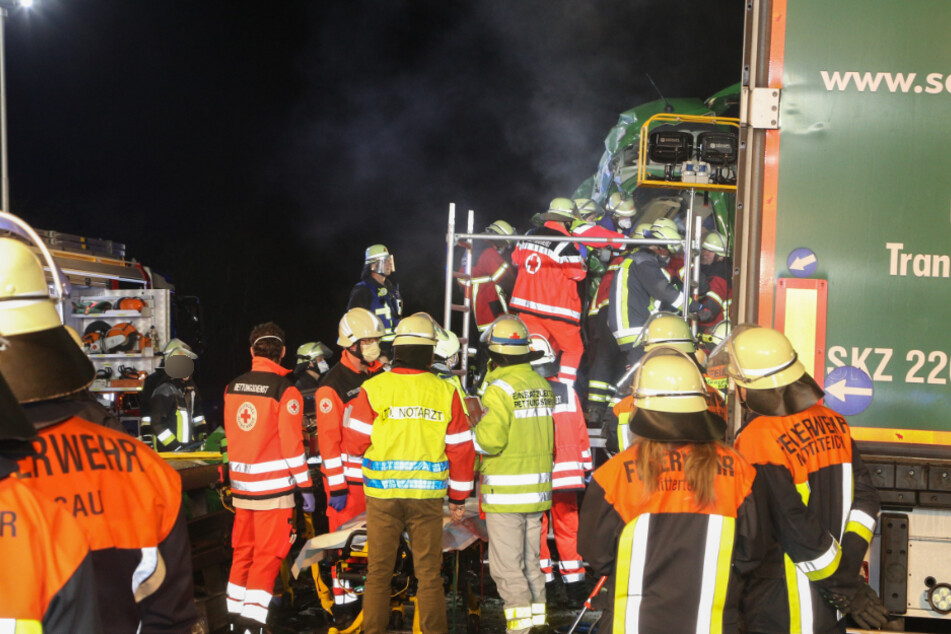 Rettungskräfte befreien den schwer verletzten Lkw-Fahrer aus seinem Wrack.