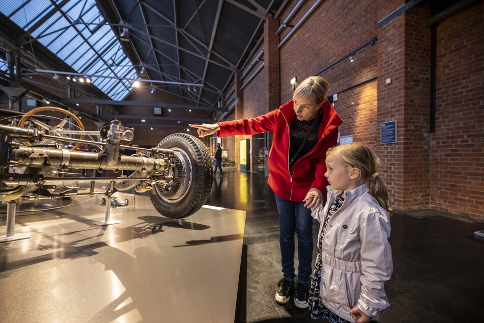 Susann Wübbens (38) erklärte Nina (5) im Industriemuseum den Aufbau eines Rennwagens.