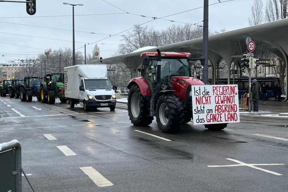 Traktoren an der Münchner Freiheit auf dem Weg zur Kundgebung am Odeonsplatz.