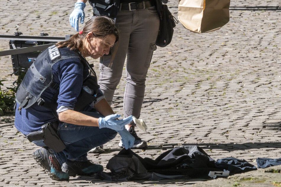 The police secured evidence at the crime scene in the Old Botanical Garden.