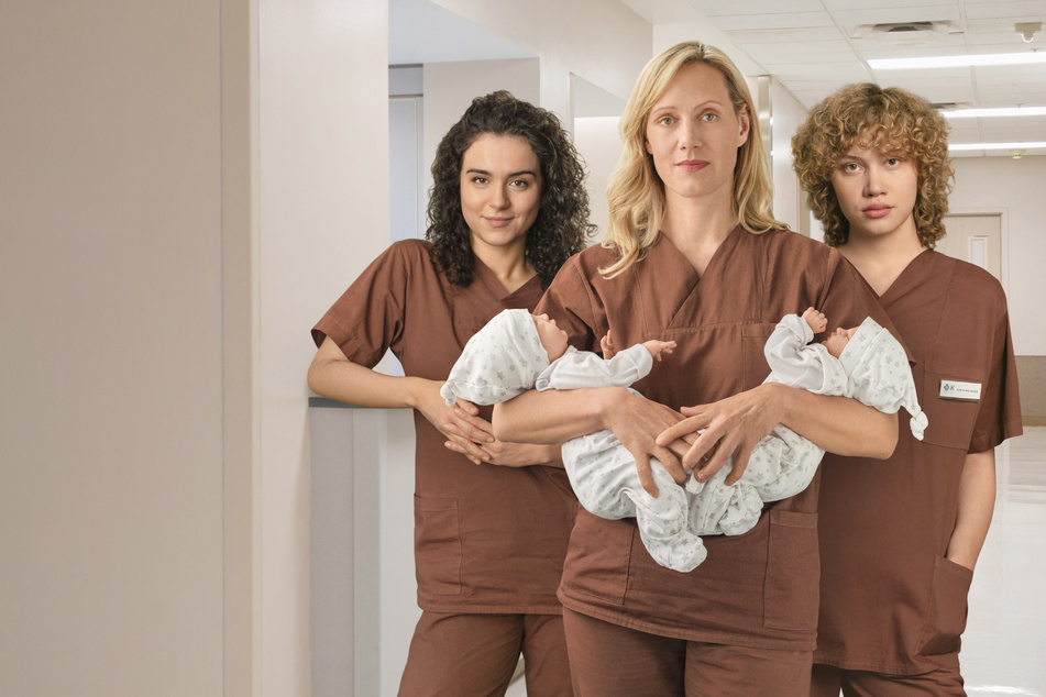 Nalan (Mariam Hage, 32, v.l.), Anna (Anna Schudt, 49) und Greta (Lydia Lehmann, 25) haben auf der Geburtsstation alle Hände voll zu tun.