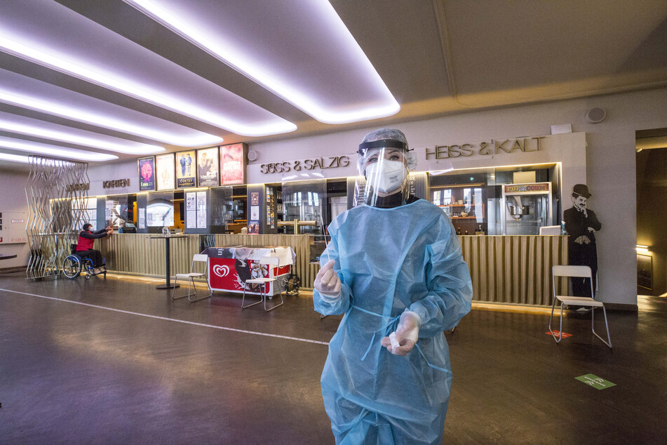 Zum Schnelltest mal eben ab ins Kino - in der Schauburg geht das. Dort testet unter anderem Mitarbeiterin Elisabeth Venus (32).