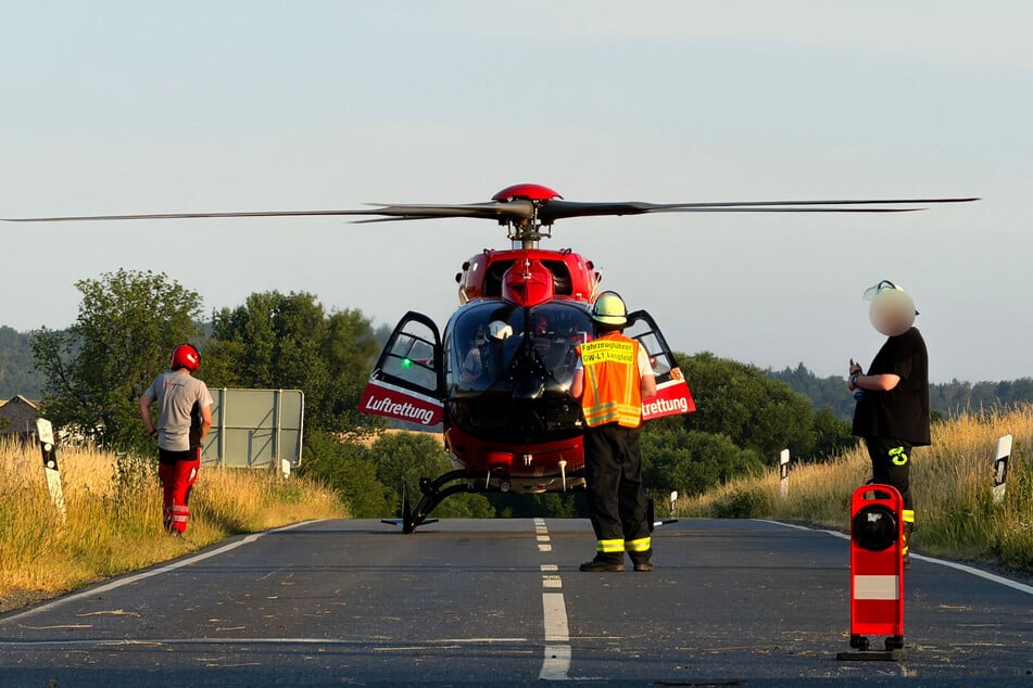 Ein Rettungshubschrauber brachte den 66 Jahre alten Fahrer des Kleinbusses in eine Klinik.