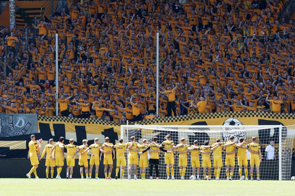 Schon vor dem Anstoß haben die SGD-Fans ihre Helden gefeiert, jetzt können die Korken zum Aufstieg wohl knallen.