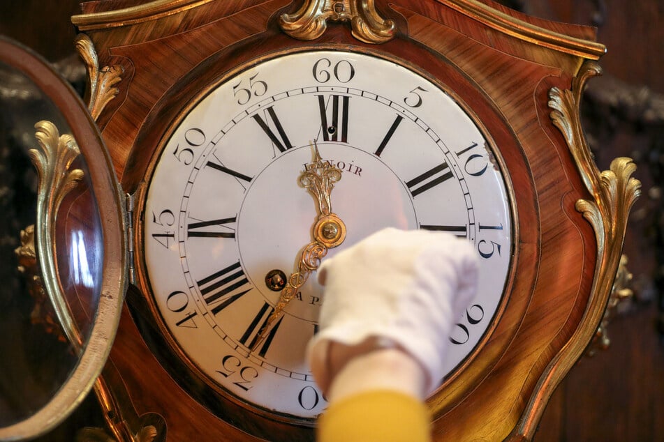 Der Dieb soll dem Ehepaar eine antike Wand Uhr gestohlen haben. (Symbolfoto)