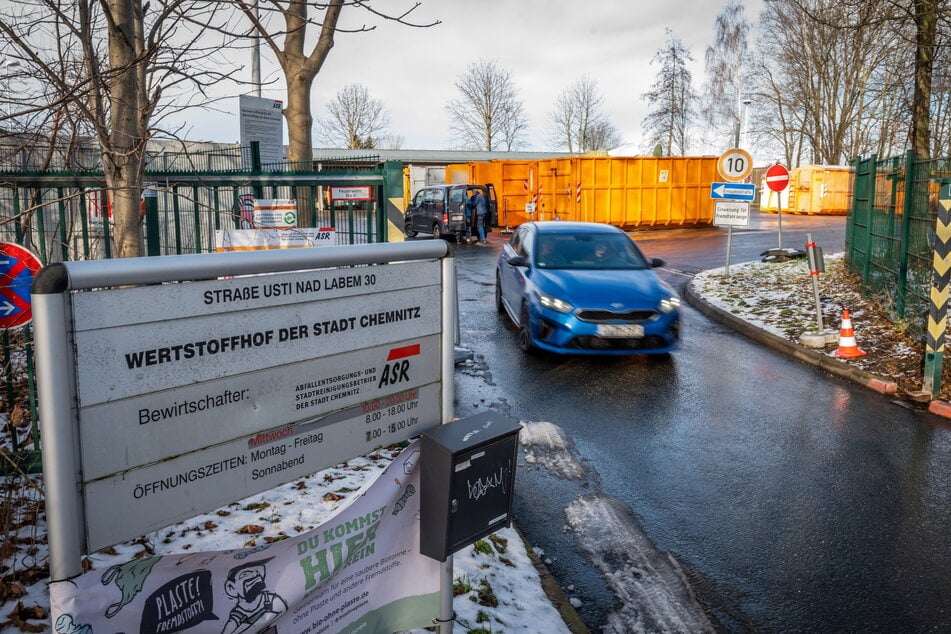 Altkleider sollen künftig bei den Wertstoffhöfen abgegeben werden.