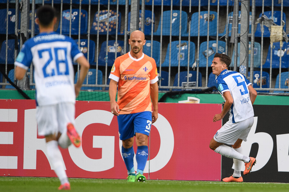 Magdeburgs Tobias Müller (r.) bejubelt seinen Treffer zum 0:1, Lilien-Verteidiger Patrick Herrmann (m.) zeigte sich indessen bedient.