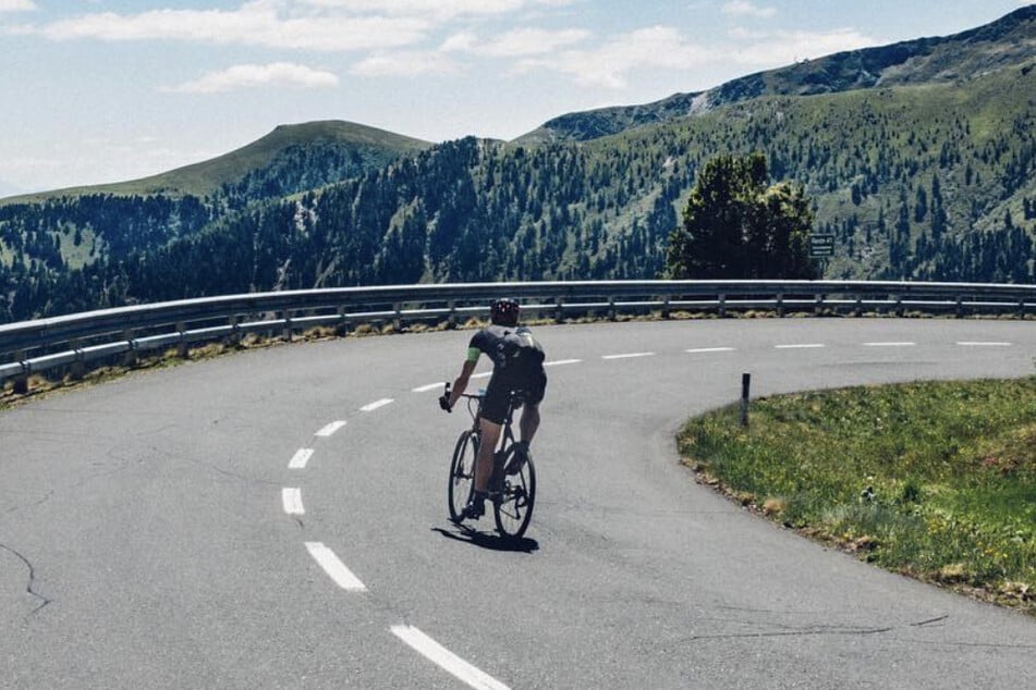 Bei einer Bergabfahrt war der 36-jährige Max Riese mit seinem Rennrad offenbar mit einem Hirsch kollidiert.