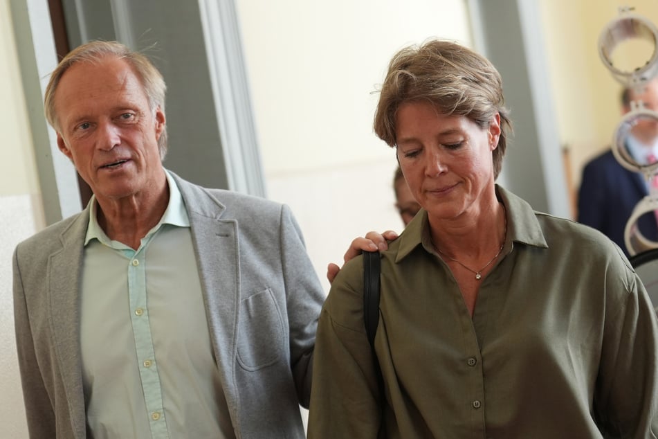 Christina Block (52) verlässt gemeinsam mit Lebensgefährten und Mitangeklagten Gerhard Delling (66) den Gerichtssaal 237 im Hamburger Landgericht.