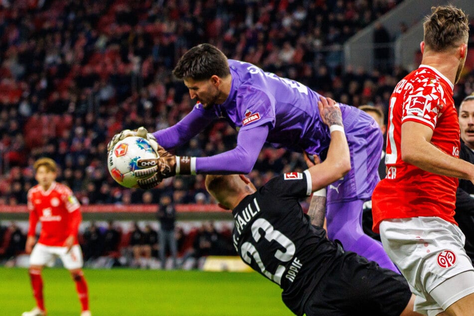 Nikola Vasilj räumte bei einer Flanke Mitspieler Louis Oppie ab, beide Kiezkicker konnten nach kurzer Pause aber weiter machen.