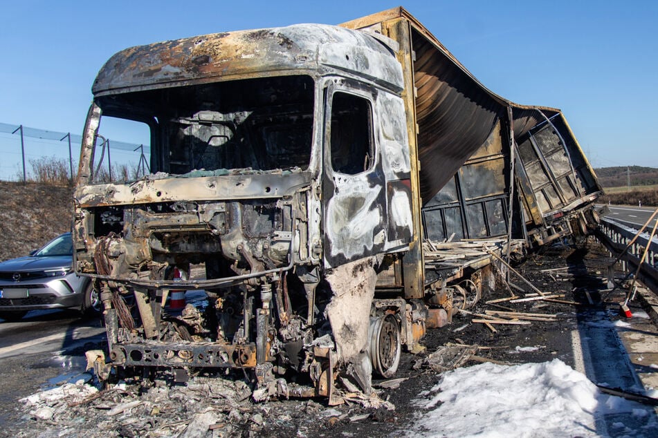 Flammeninferno bei Lkw-Brand auf der A49: Autobahn bis Freitag voll gesperrt!