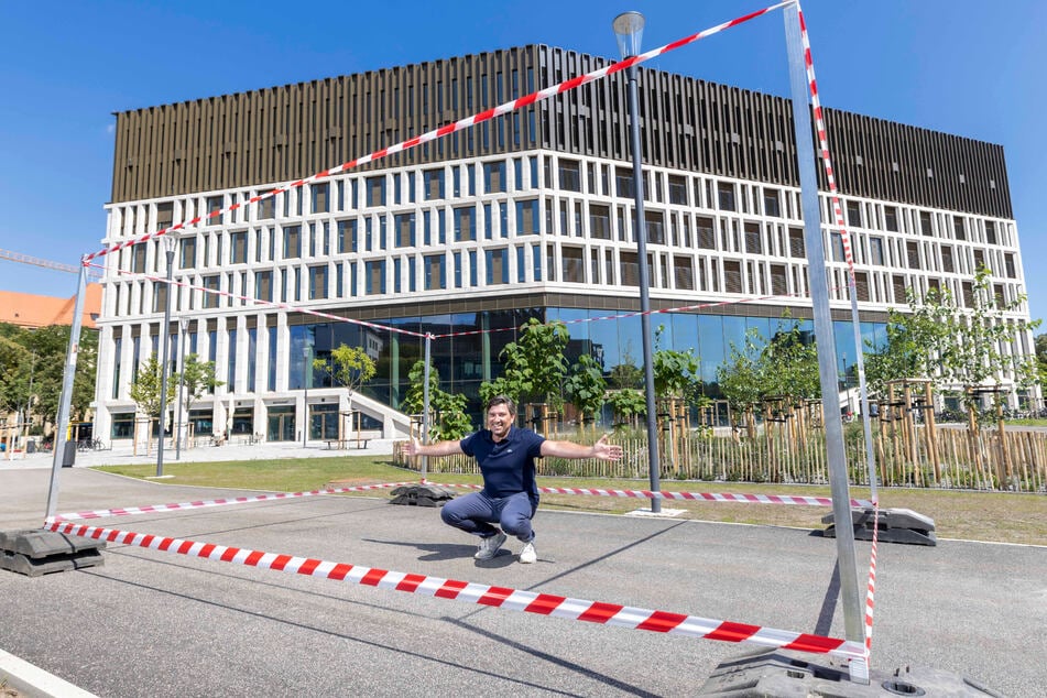Stadtgrün-Amtsleiter Sascha Döll (46) zeigt, wie viel Platz ein normaler Baum im Boden eigentlich benötigt (40 Kubikmeter). Im Hintergrund wachsen die 27 neuen Klima-Bäume.