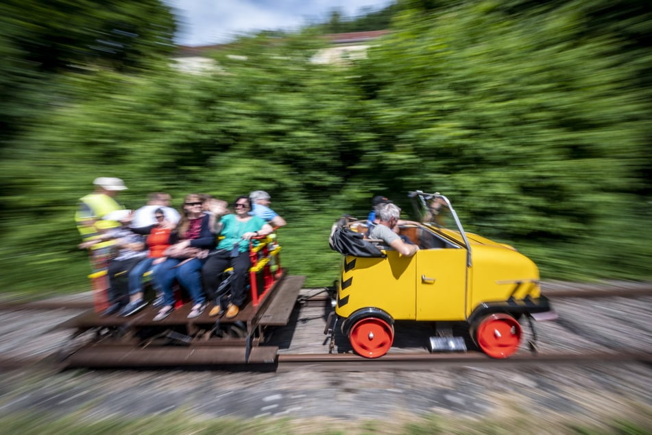 Mit den Schienentrabis könnt Ihr auf der Strecke der ehemaligen Muldentalbahn fahren.