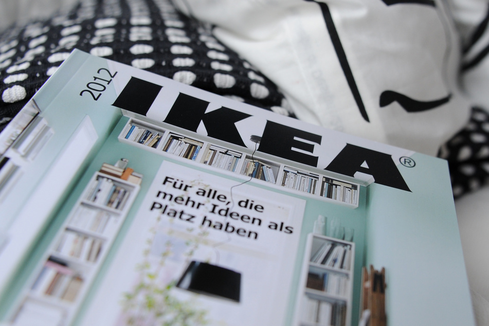 Ein IKEA-Katalog liegt in Hamburg bei der Vorstellung auf einem IKEA-Sofa.