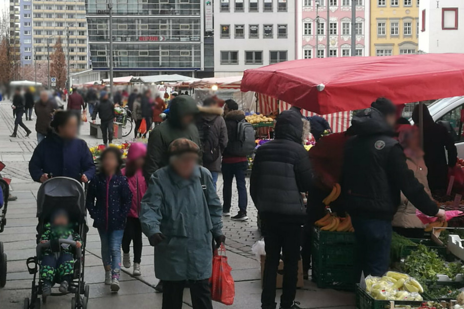 Viel Betrieb auf dem Chemnitzer Wochenmarkt am Samstag.