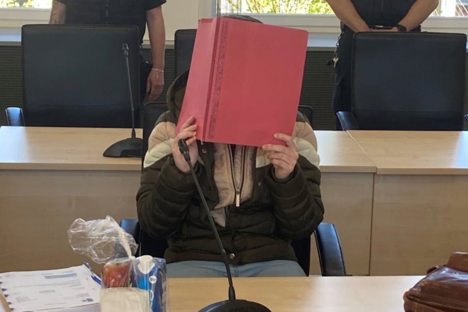 Der Angeklagten wird vorgeworfen, den Achtjährigen mit sechs Messerstichen getötet zu haben.