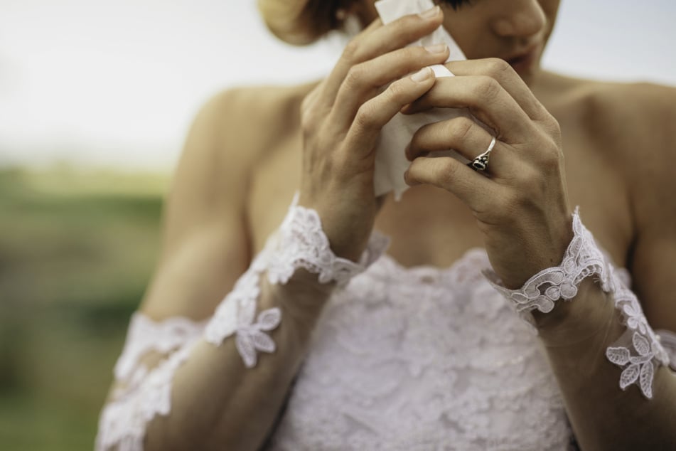 Braut erwischt sie auf der Toilette! Was ihr Mann und seine Mutter am Tag der Hochzeit machen, verletzt sie zutiefst