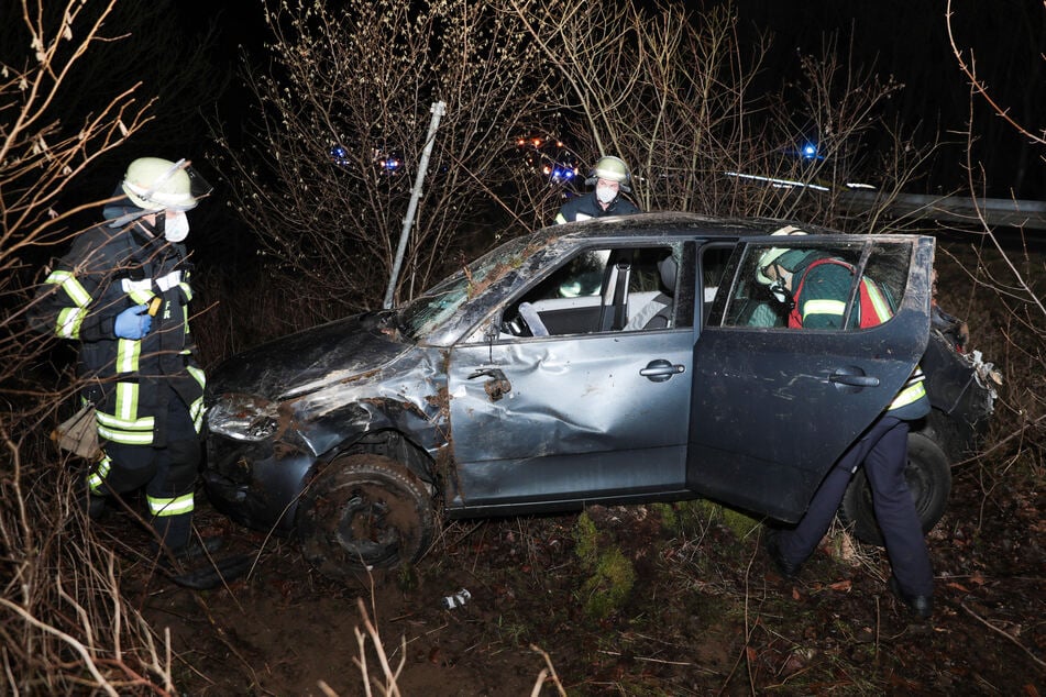 Die Fahrerin (18) und eine Begleiterin (17) wurden in dem Skoda schwer verletzt.