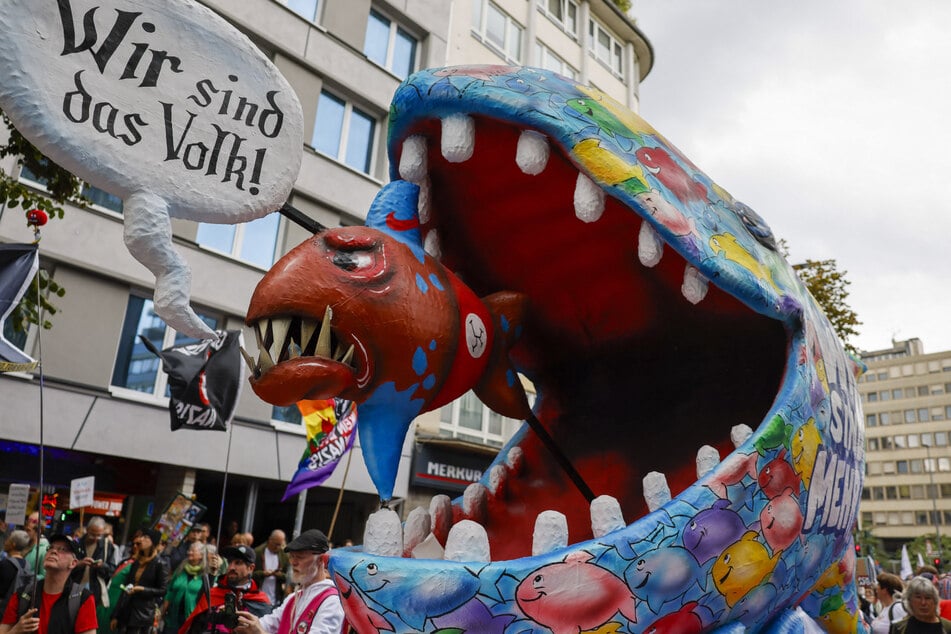 Typisch Rheinland: Auch ein Mottowagen rollte im Rahmen des Protestzugs durch die Düsseldorfer Innenstadt.