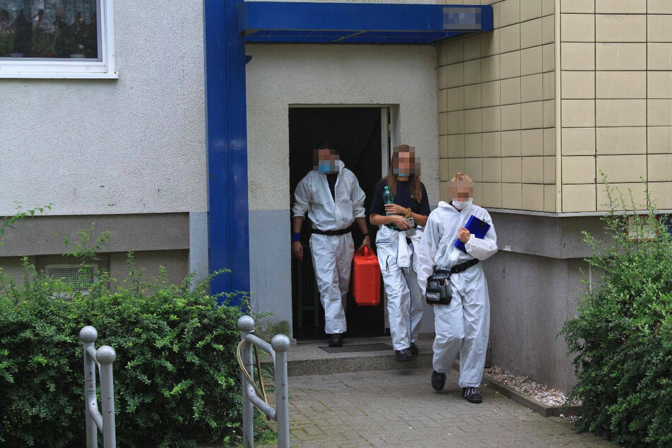 Ermittler des LKA stellen bei einer Durchsuchung in Berlin-Hellersdorf Beweise in der Wohnung des in Berlin lebenden Bruders sicher. Zum Mord an der zweifachen Mutter (†34) sind nun neue schockierende Details bekannt geworden.