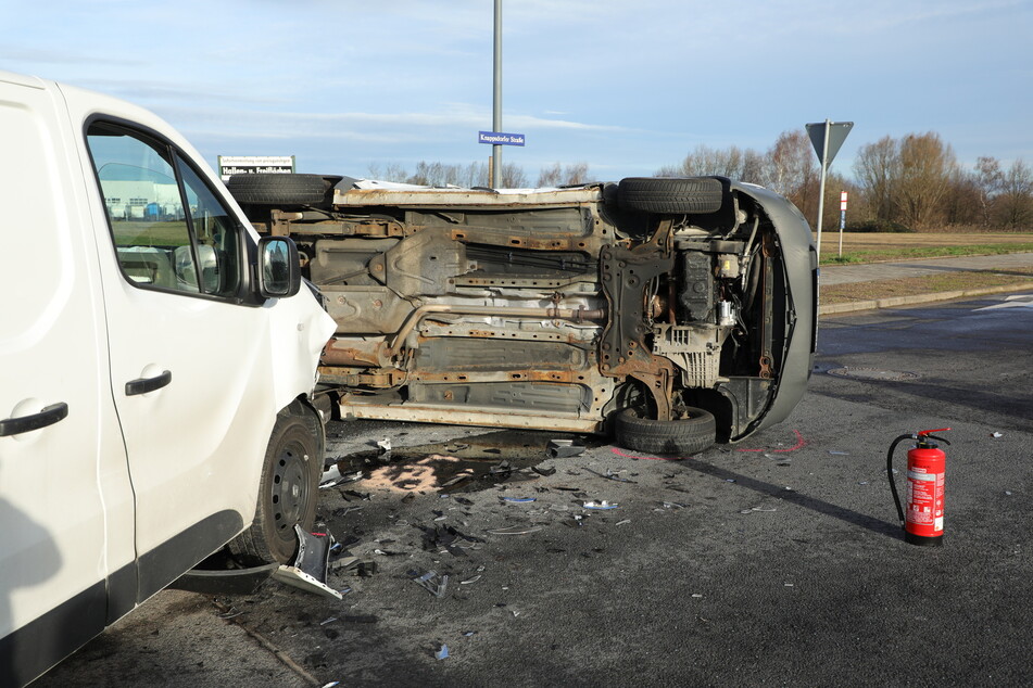 Unfall im Gewerbegebiet: Kastenwagen umgekippt, Straße blockiert