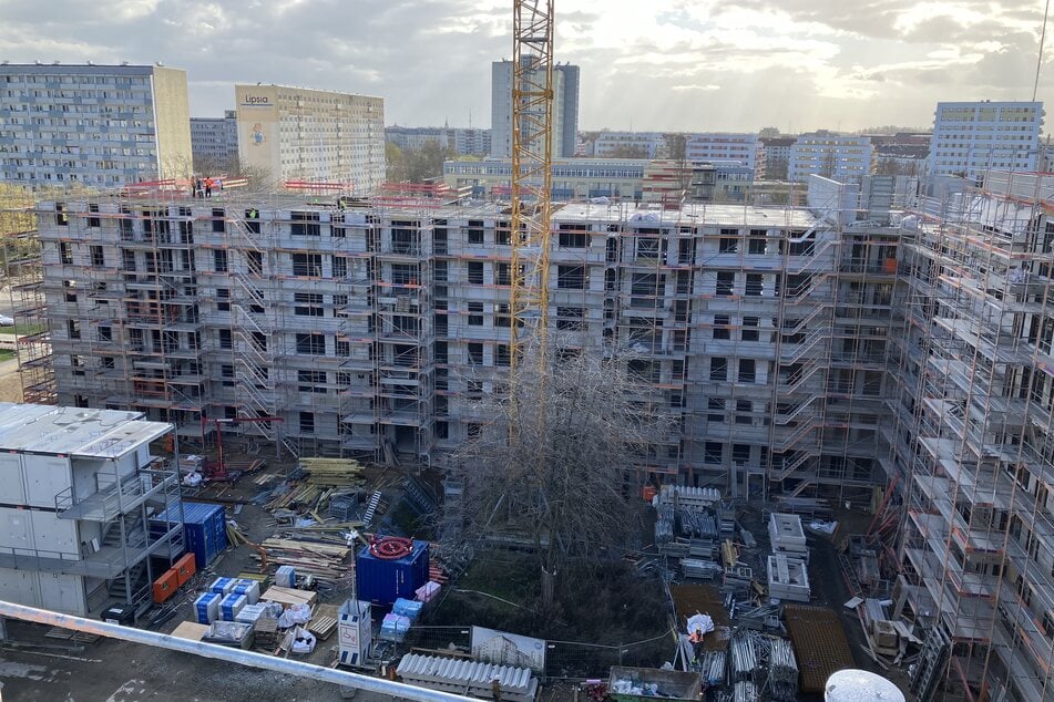 Der Rohbau in der Johannisallee steht. Mitte nächsten Jahres sollen die ersten Bewohner einziehen können.