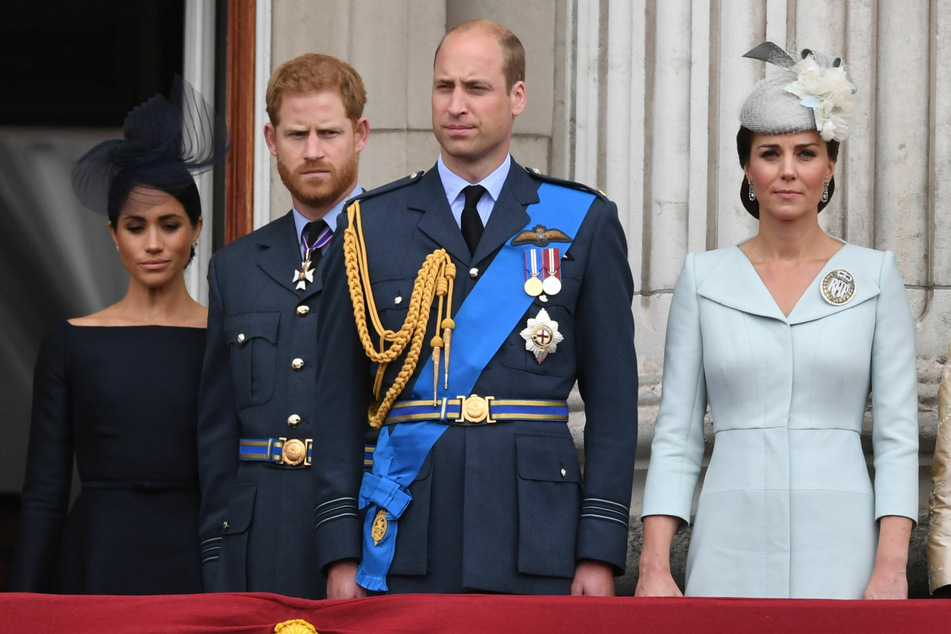 v. l.: Herzogin Meghan (40), Prinz Harry (36), Prinz William und Herzogin Kate (beide 39). Das Verhältnis der Paare zueinander soll zerrüttet sein.