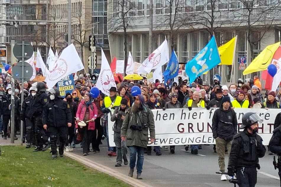 Blockaden, Polizeigewalt und Hitlergruß: So lief der Leipziger Demo-Samstag ab