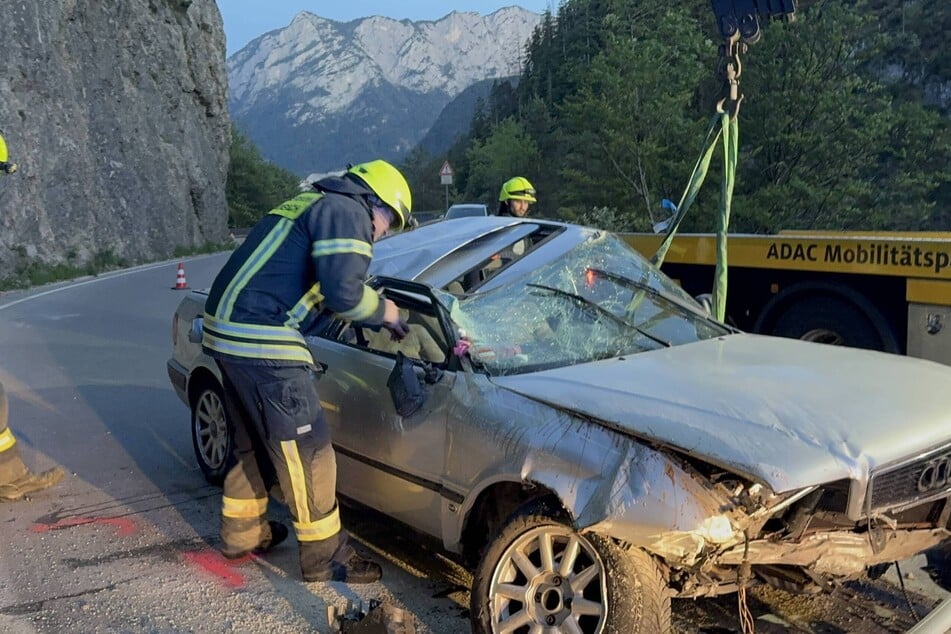 Die Feuerwehr konnte den Wagen bergen.