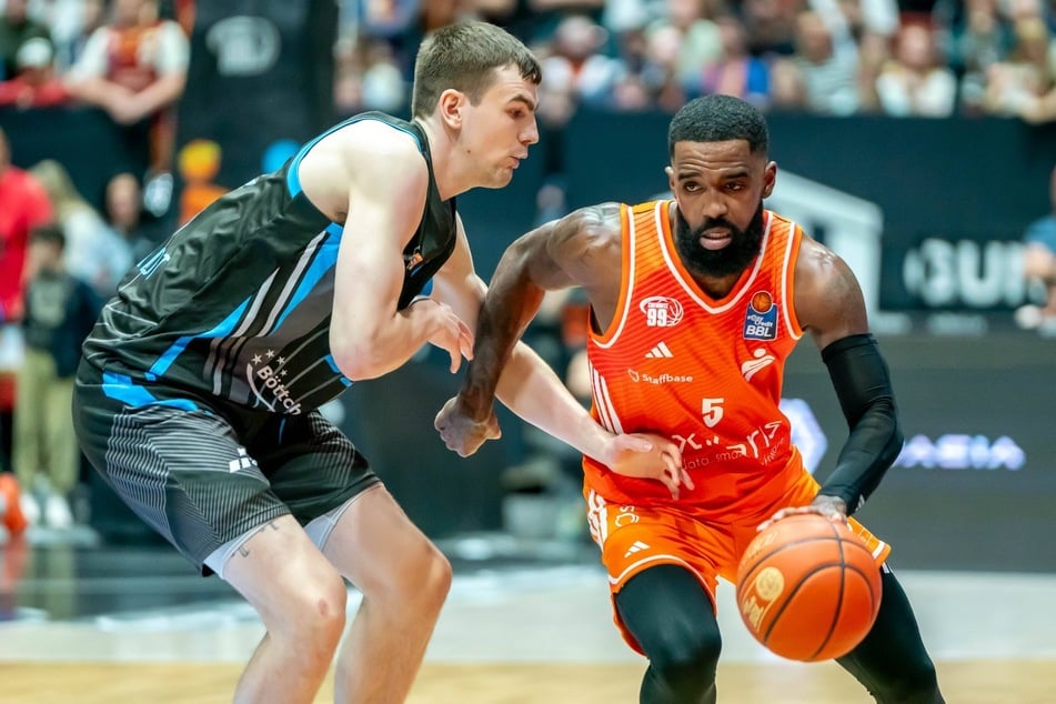 Was für eine Leistung! Niners-Spieler Corey Davis (r.) jagte kurz vor Schluss den Ball in den Korb.