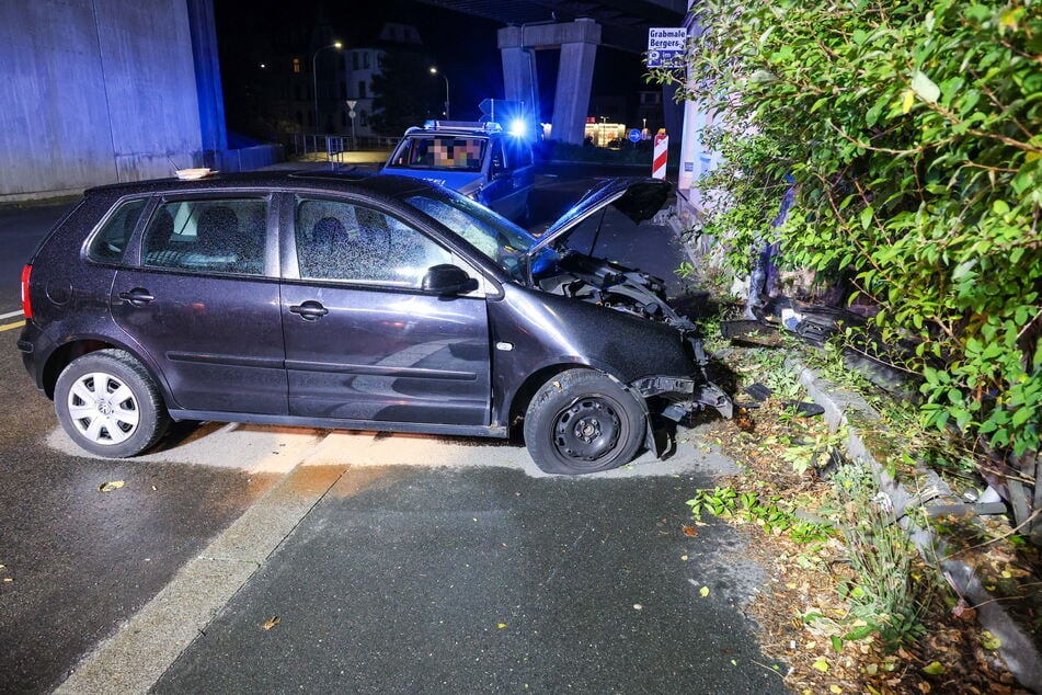 Der VW krachte gegen einen Bordstein und dann durch einen Zaun.
