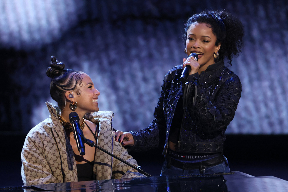 Alicia Keys (l.) and Maleah Joi Moon perform Empire State of Mind at the 77th Annual Tony Awards in New York City.