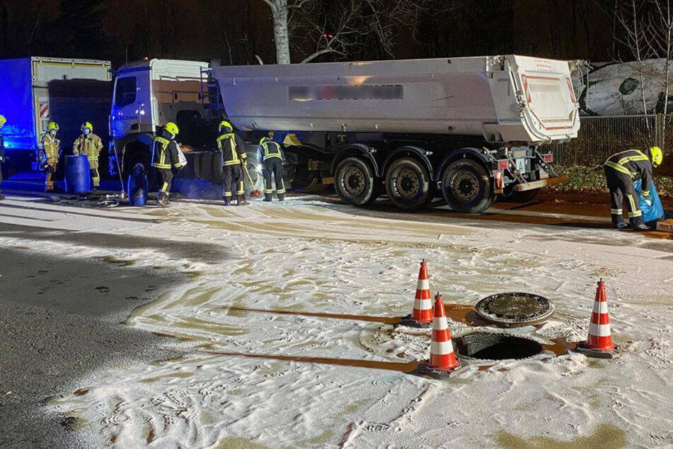 Berlin: Lastwagen-Tank ausgelaufen und in Kanalisation geflossen - aber warum?