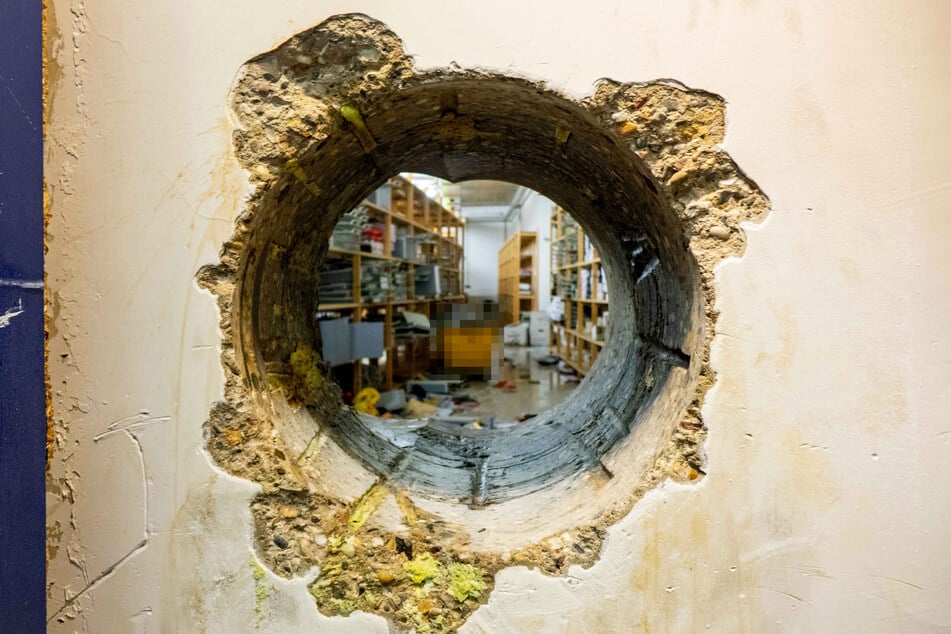 Mit einem Bohrer verschafften sich die Einbrecher Zugang zum Tresorraum.