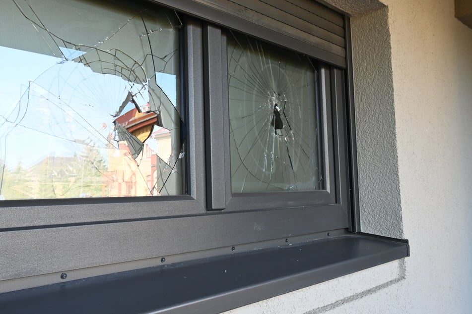 Angst statt Ruhe: Besonders auf einer Etage zerschlägt ein Mann in einem Neubau im Leipziger Südosten wie im Wahn Fenster und Jalousien.