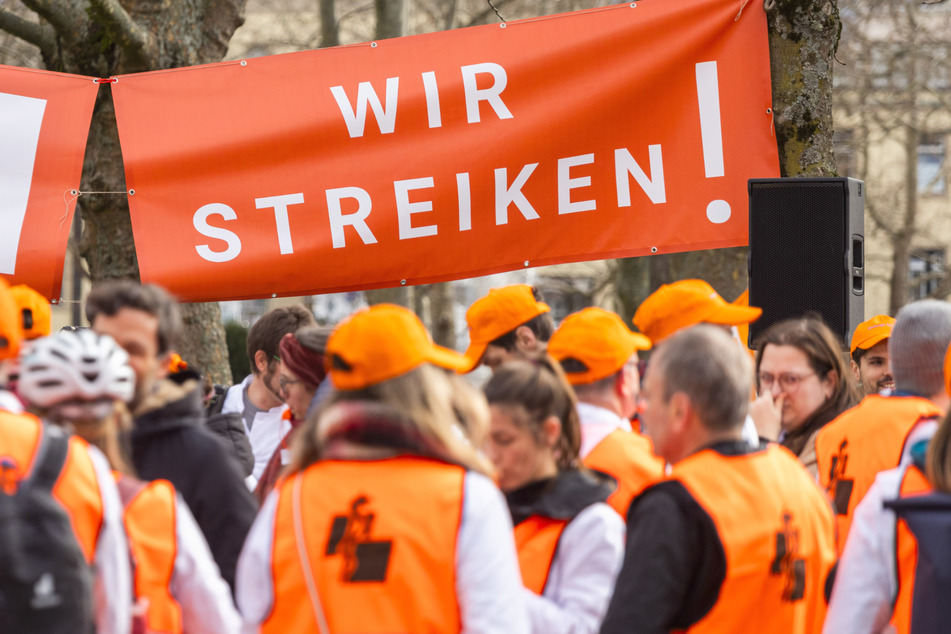 Für mehr Geld und bessere Arbeitsbedingungen gehen hunderte Angestellte im Land auf die Straßen.